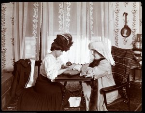 レスリーカーター夫人、水晶玉を読む女性と一緒に座る、1904年（銀ゼラチンプリント）